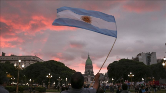 Crónica de un País a Contramano de su Pueblo